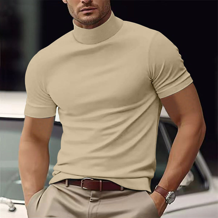 Heren T-shirt met korte mouw en turtleneck in slim fit, een essentieel stuk zomerkleding voor mannen.