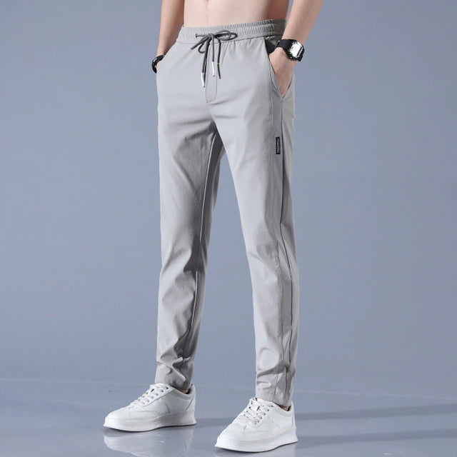 Duurzame heren activewear broek, sneldrogend en comfortabel voor training en actieve zomerdagen.