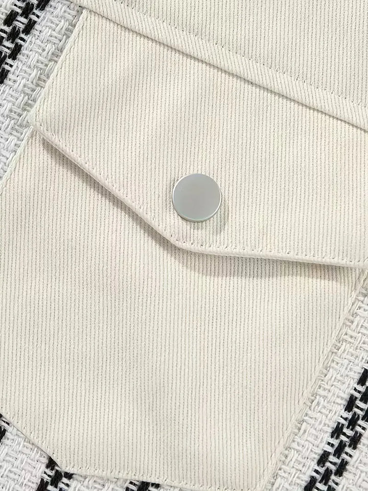 Trendy heren spijkerjas met gestreepte details, perfect voor een modieuze smart-casual of casual outfit.