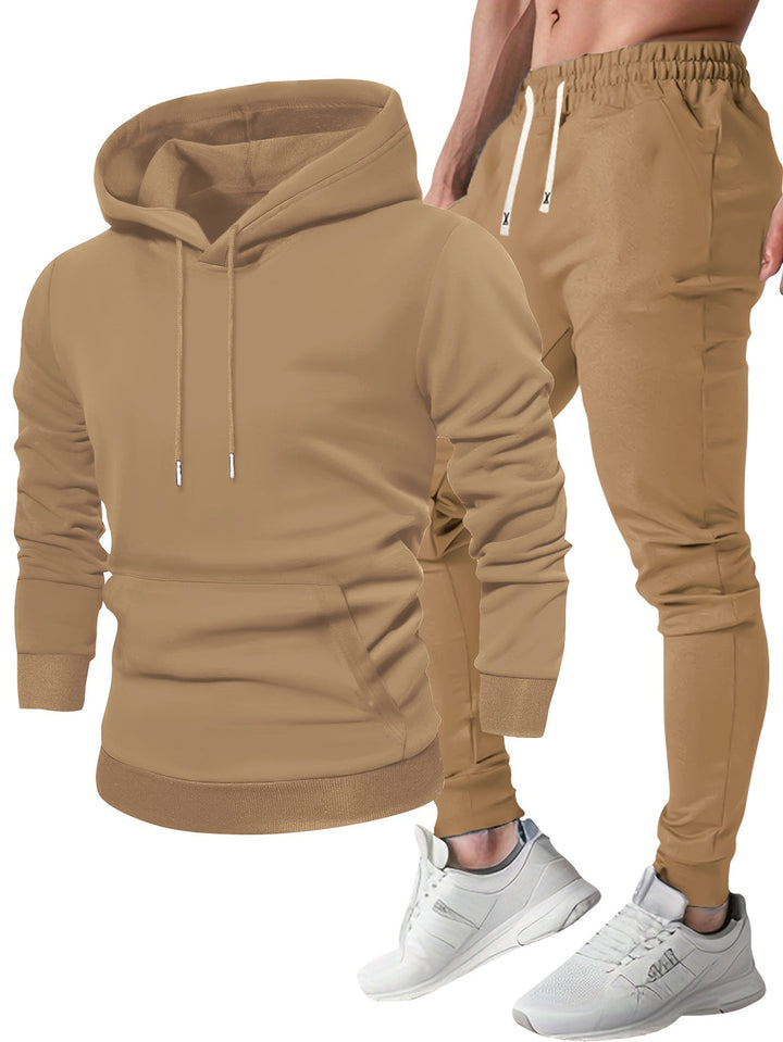 "Heren sportset met comfortabele hoodie en joggingbroek, ademende stoffen, ideaal voor sport en casual gebruik."