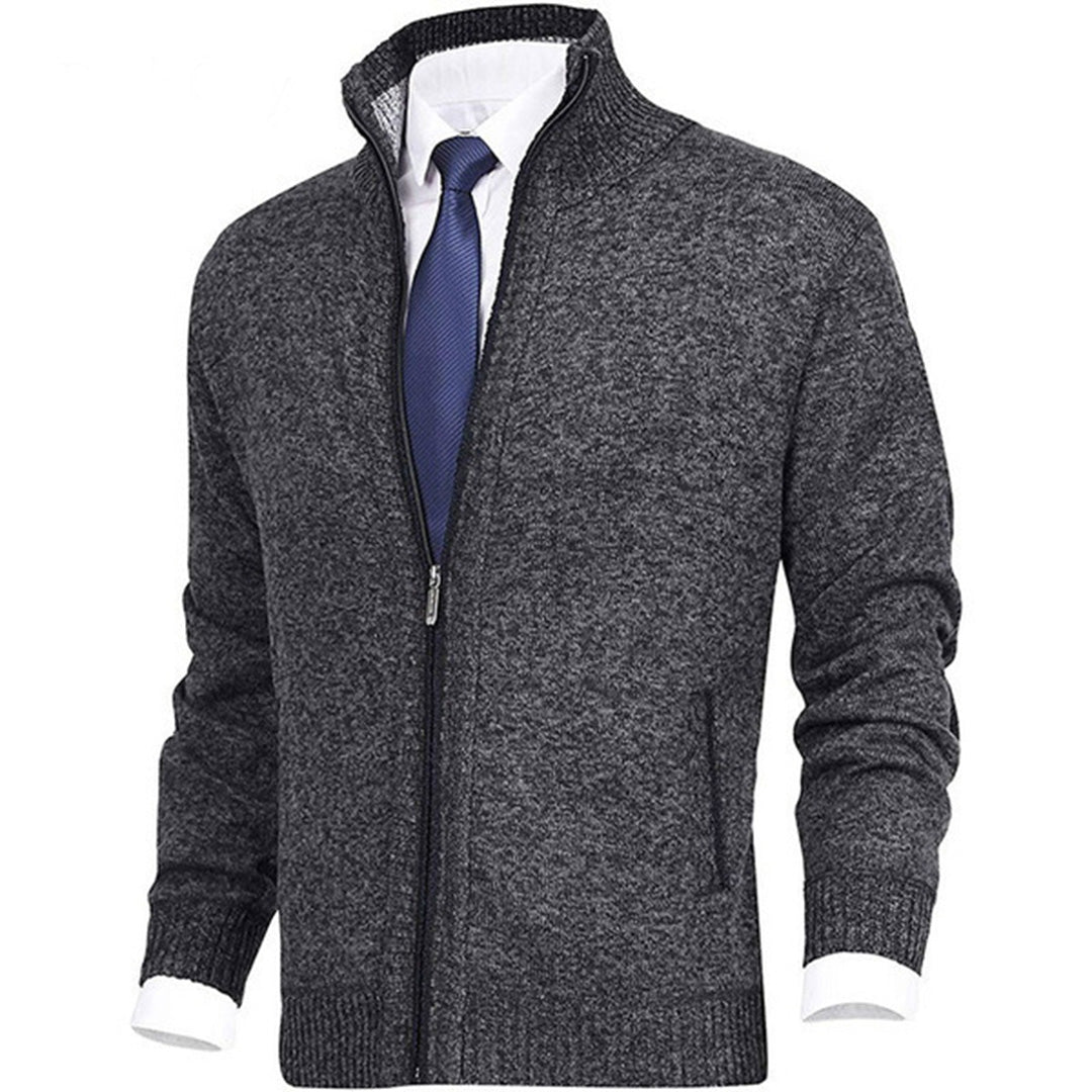 Close-up van de zilverkleurige rits op een heren comfort vest van de nieuwe collectie