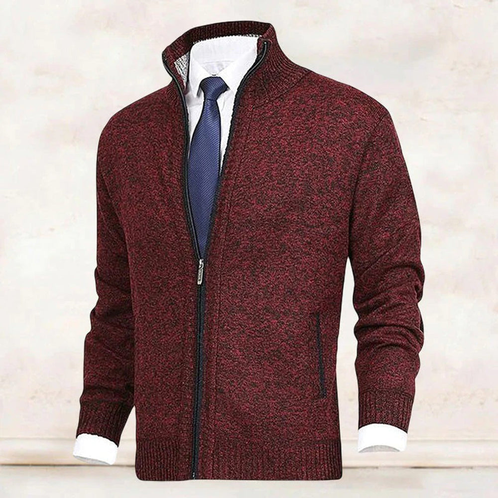 Man draagt een modern heren ritsvest, toont comfort en stijl voor nieuwe kleding