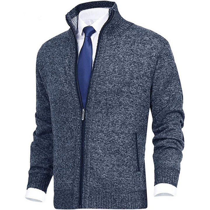 Model toont veelzijdigheid van het heren ritsvest, geschikte bovenkleding