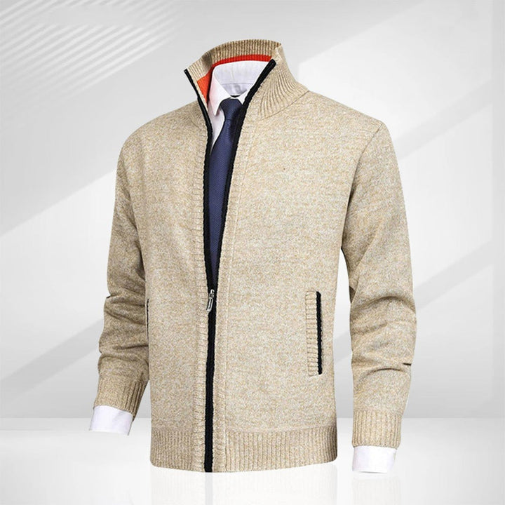 Herenvest met rits, in een open positie gedragen, casual en comfortabel