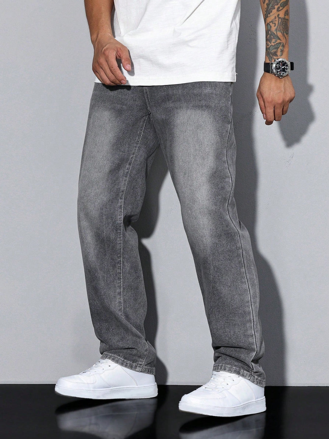 Achteraanzicht van de Evan heren straight fit spijkerbroek. Klassieke casual jeans met rechte pijpen.