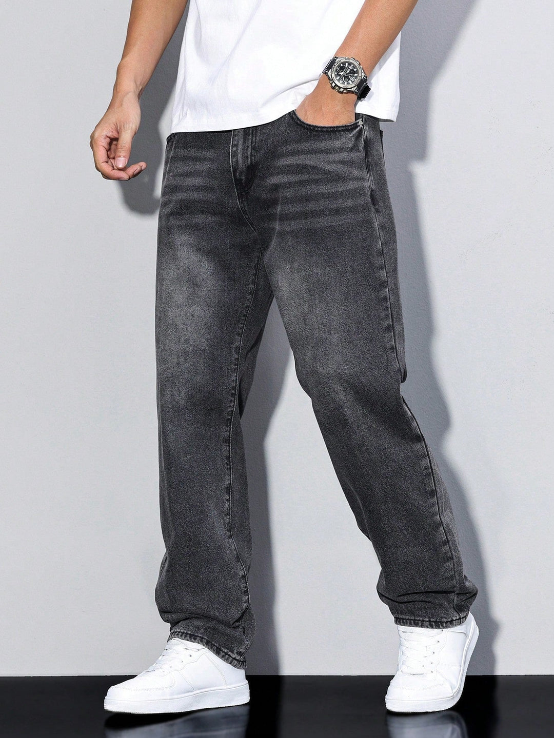 Vooraanzicht van de Evan straight fit heren spijkerbroek. Tijdloze casual jeans met rechte pijpen.