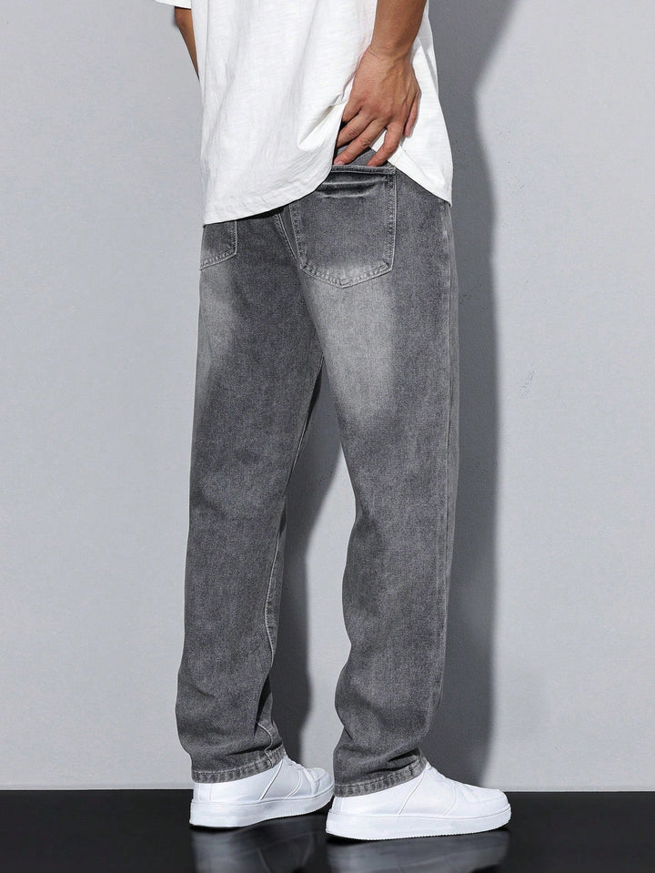 Zijaanzicht van de Evan straight fit jeans. Toont de rechte pijpen en moderne modieuze pasvorm.