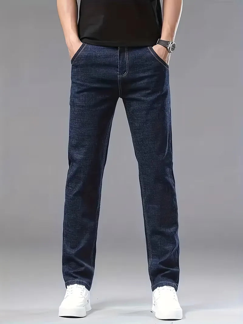 Heren straight jeans met zichtbare stiksels, ideaal voor casual en smart casual herenmode.