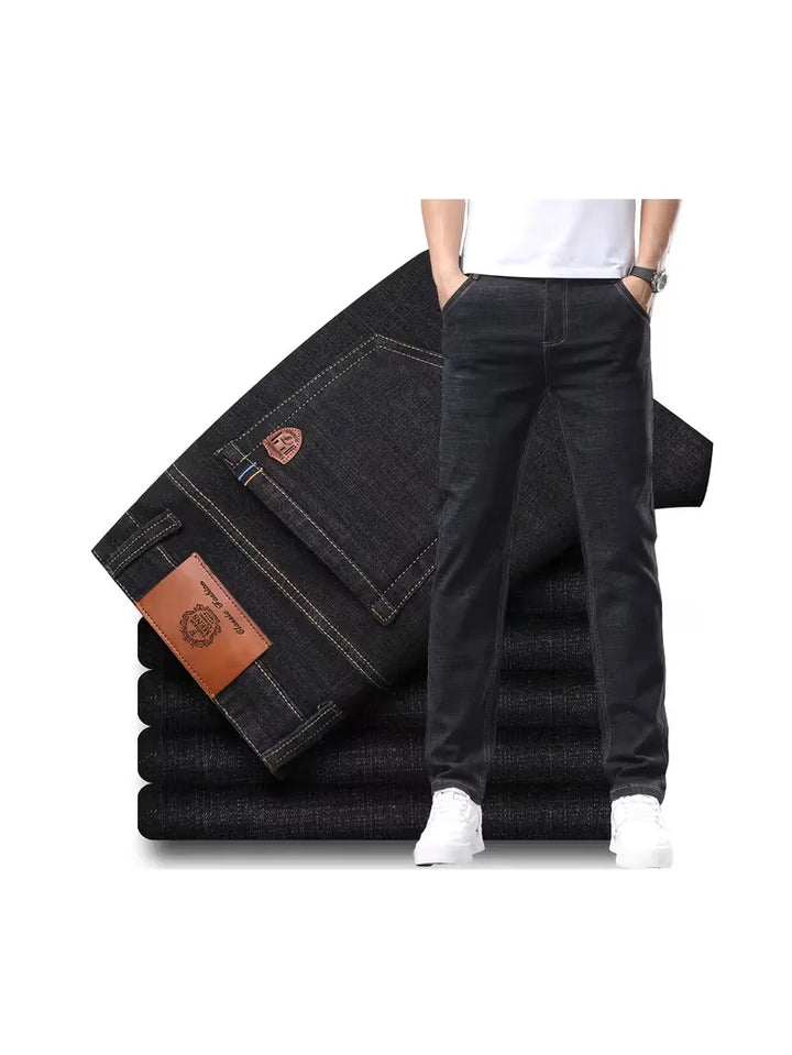 Stijlvolle heren straight jeans, donkerblauw of donkergrijs, met trendy stiksels; ideaal voor herenmode.