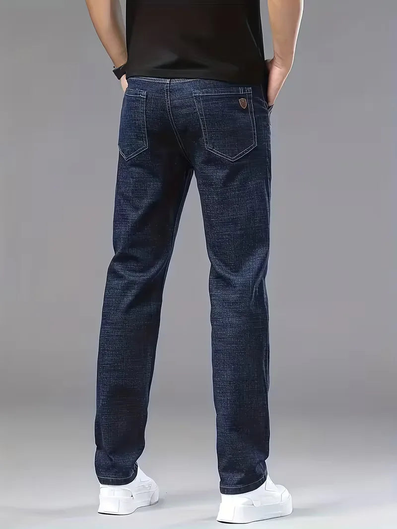 Donkerblauwe heren straight jeans met opvallende stiksels, perfect voor comfortabele herfstmode.