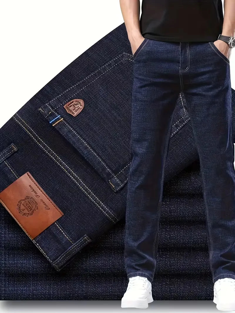 Comfortabele straight fit jeans voor heren met kenmerkende stiksels, veelzijdig voor elke dag.