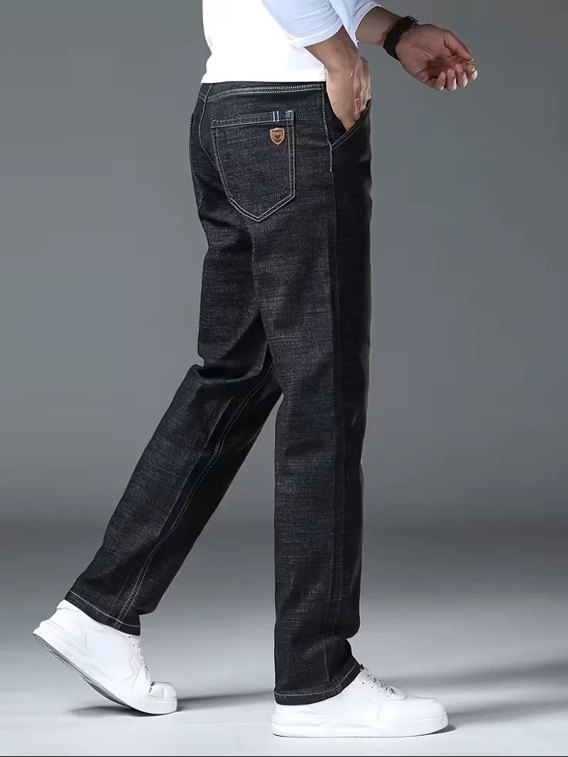 Donkerblauwe heren straight jeans in een casual winteroutfit, toont de veelzijdigheid.