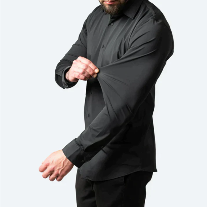 Man draagt casual heren stretch overhemd met lange mouwen. Comfortabele pasvorm voor dagelijks gebruik.