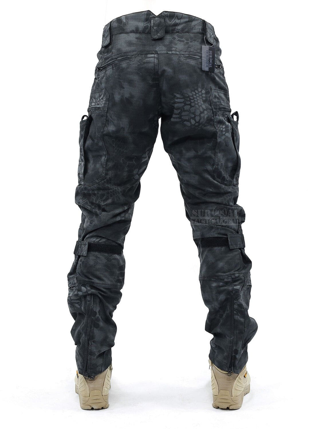 Heren cargo broek met camouflageprint en kniebescherming, perfect voor jacht, vissen of algemeen outdoor werk.