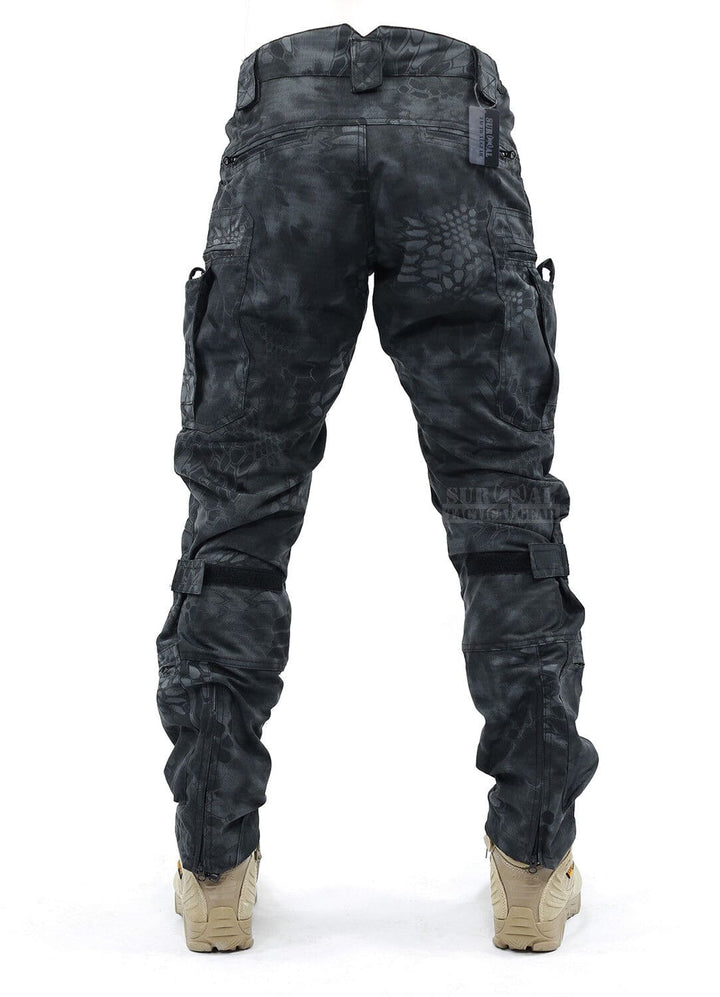 Heren cargo broek met camouflageprint en kniebescherming, perfect voor jacht, vissen of algemeen outdoor werk.