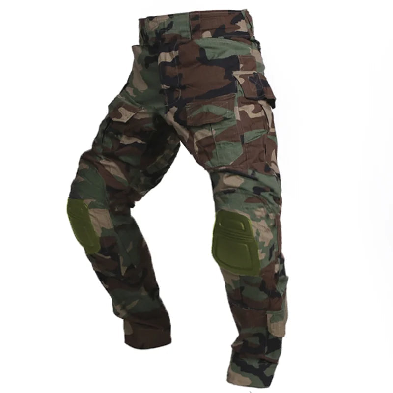 Overzicht van de achterkant van een heren tactische cargo broek, met kniebescherming en praktische achterzakken.