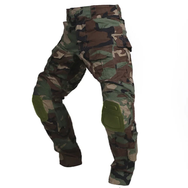 Overzicht van de achterkant van een heren tactische cargo broek, met kniebescherming en praktische achterzakken.