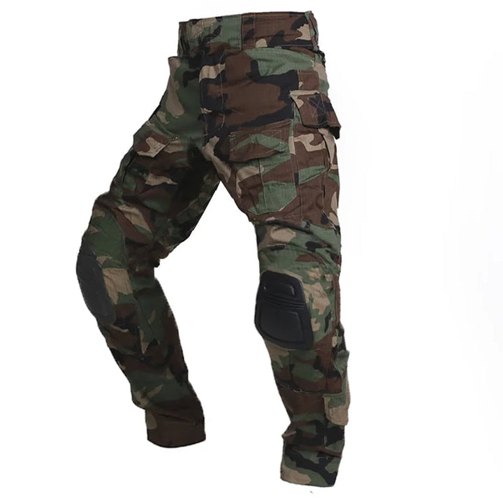 Close-up van de zijzakken op een heren cargo broek, toont functionaliteit en opbergruimte, inclusief kniebescherming.