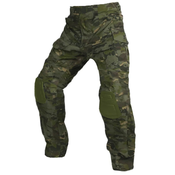 Model draagt een heren tactische cargo broek met kniebescherming; comfortabel en duurzaam voor elke uitdaging.