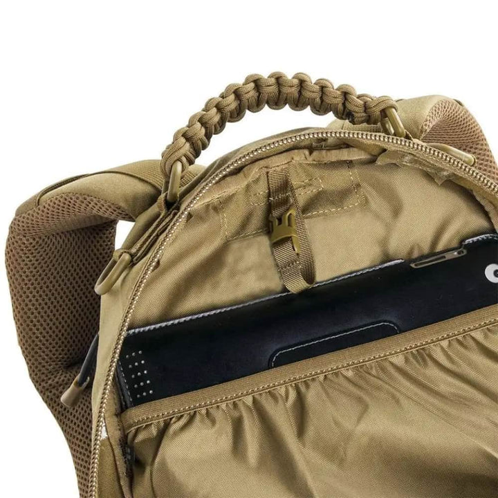 Stevige tactische outdoor rugzak met MOLLE, ontworpen voor duurzaamheid en functionaliteit.