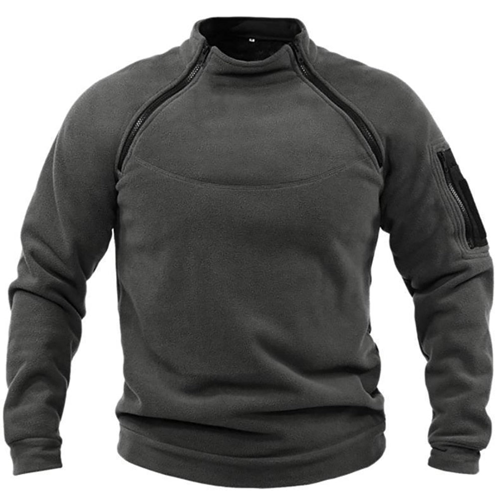 Zwarte tactische herentrui, robuuste stof, ideaal voor outdoor winter. Functioneel en comfortabel.