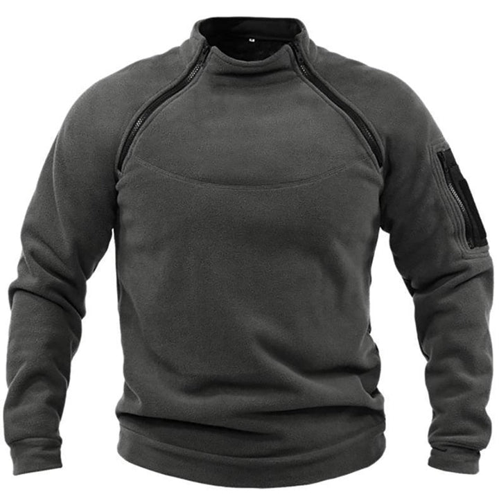 Zwarte tactische herentrui, robuuste stof, ideaal voor outdoor winter. Functioneel en comfortabel.