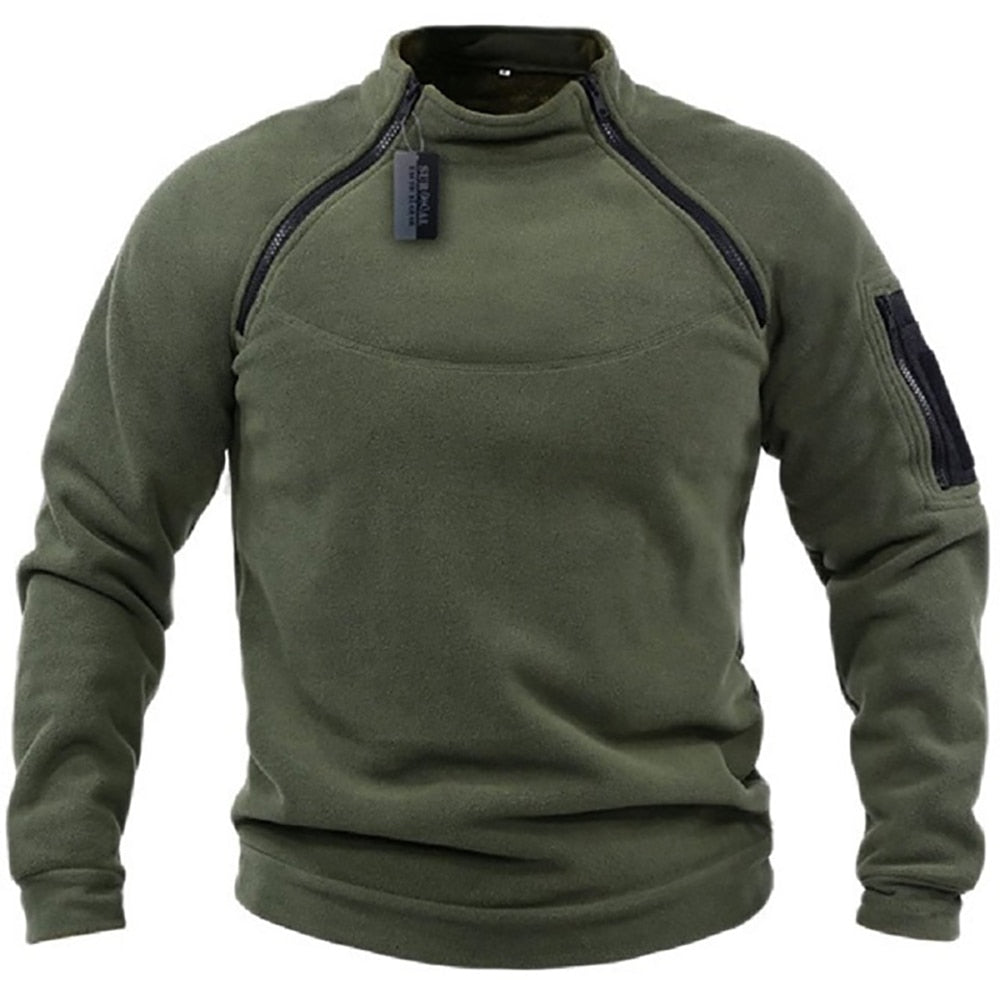 Man draagt comfortabele legergroene tactische outdoor trui. Perfect voor winterse buitenactiviteiten.