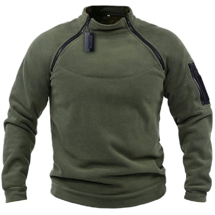 Man draagt comfortabele legergroene tactische outdoor trui. Perfect voor winterse buitenactiviteiten.