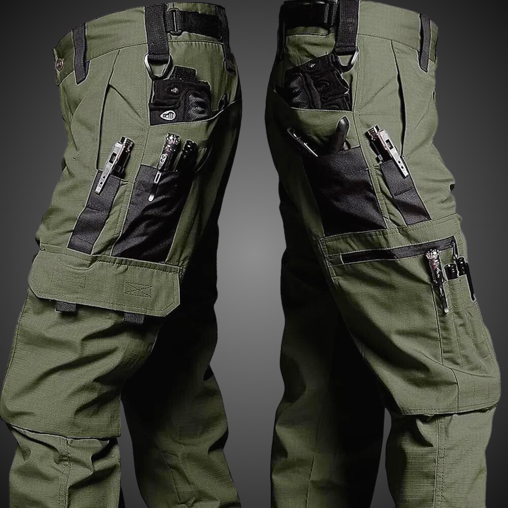 Detail van duurzame heren tactische cargo broek met meerdere zakken. Gemaakt van waterdicht polyester.