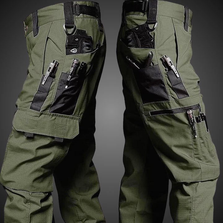Detail van duurzame heren tactische cargo broek met meerdere zakken. Gemaakt van waterdicht polyester.