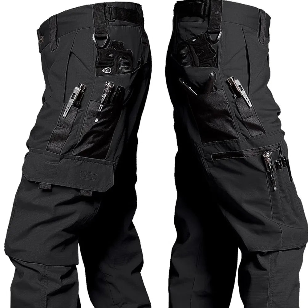Man draagt comfortabele tactische outdoor werkbroek, waterdicht en duurzaam, ideaal voor avontuur.