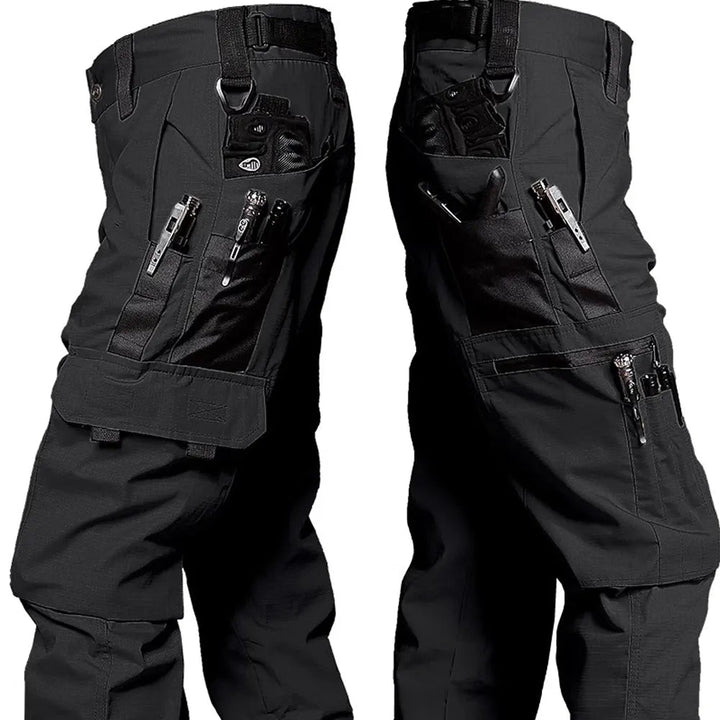 Man draagt comfortabele tactische outdoor werkbroek, waterdicht en duurzaam, ideaal voor avontuur.