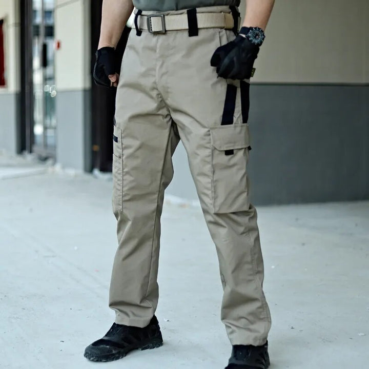 Robuuste heren tactische cargo broek. Duurzaam, waterdicht en perfect als werkbroek voor actieve mannen.