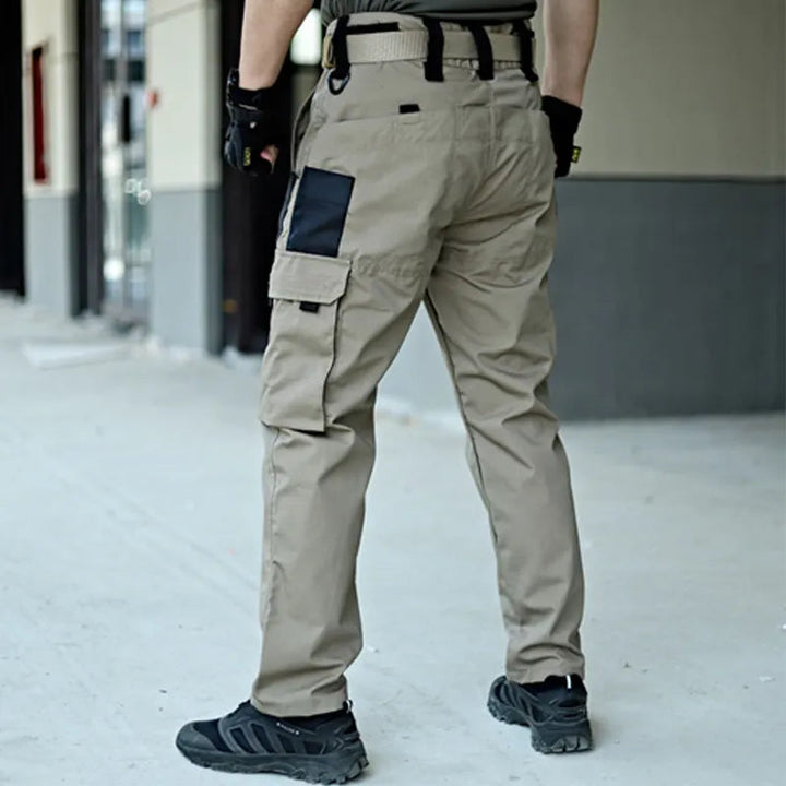 Heren camouflage tactische cargo broek, waterdicht en duurzaam, perfect voor outdoor en werk.