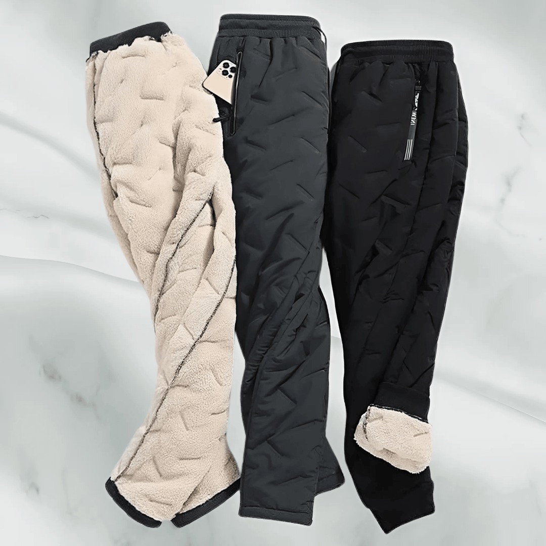 Heren outdoorbroek in actie: Waterdicht en winddicht tijdens een regenbui, biedt optimale bescherming.