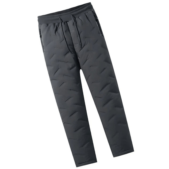 Stapel van opgevouwen heren thermobroeken, toont de duurzame constructie en winterkleding collectie.