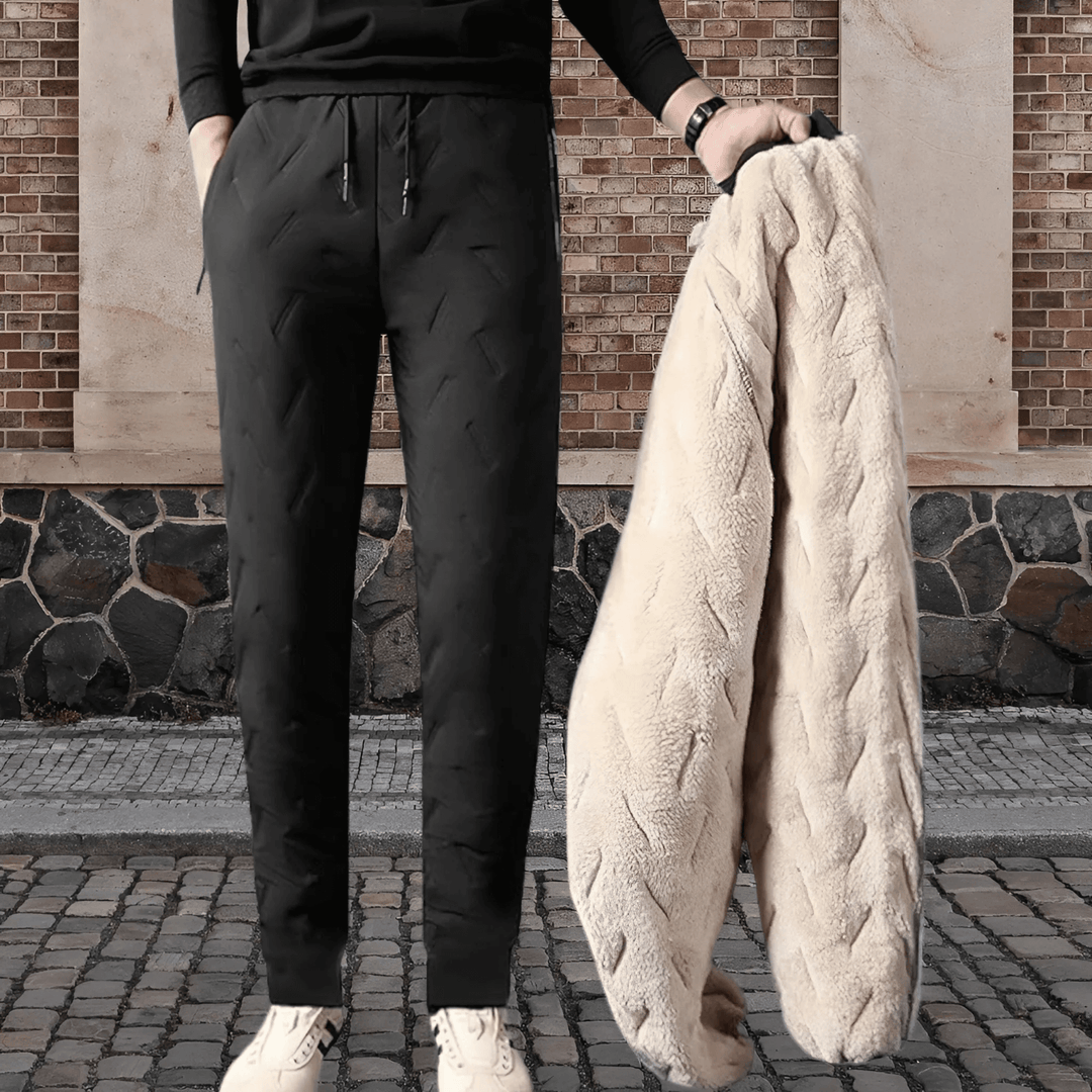 Zwarte heren thermobroek close-up, toont waterdichte stof en texturen van winddichte outdoorbroek.