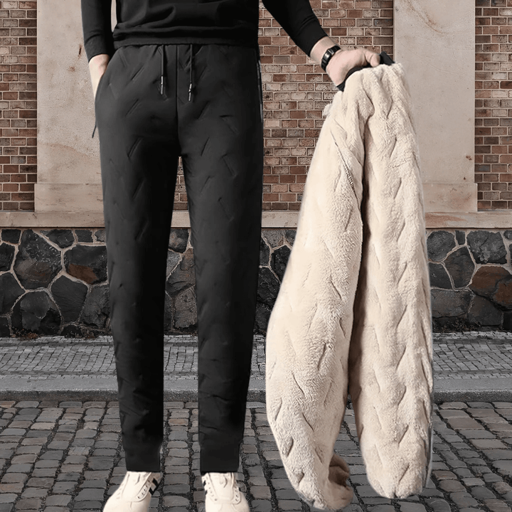 Zwarte heren thermobroek close-up, toont waterdichte stof en texturen van winddichte outdoorbroek.