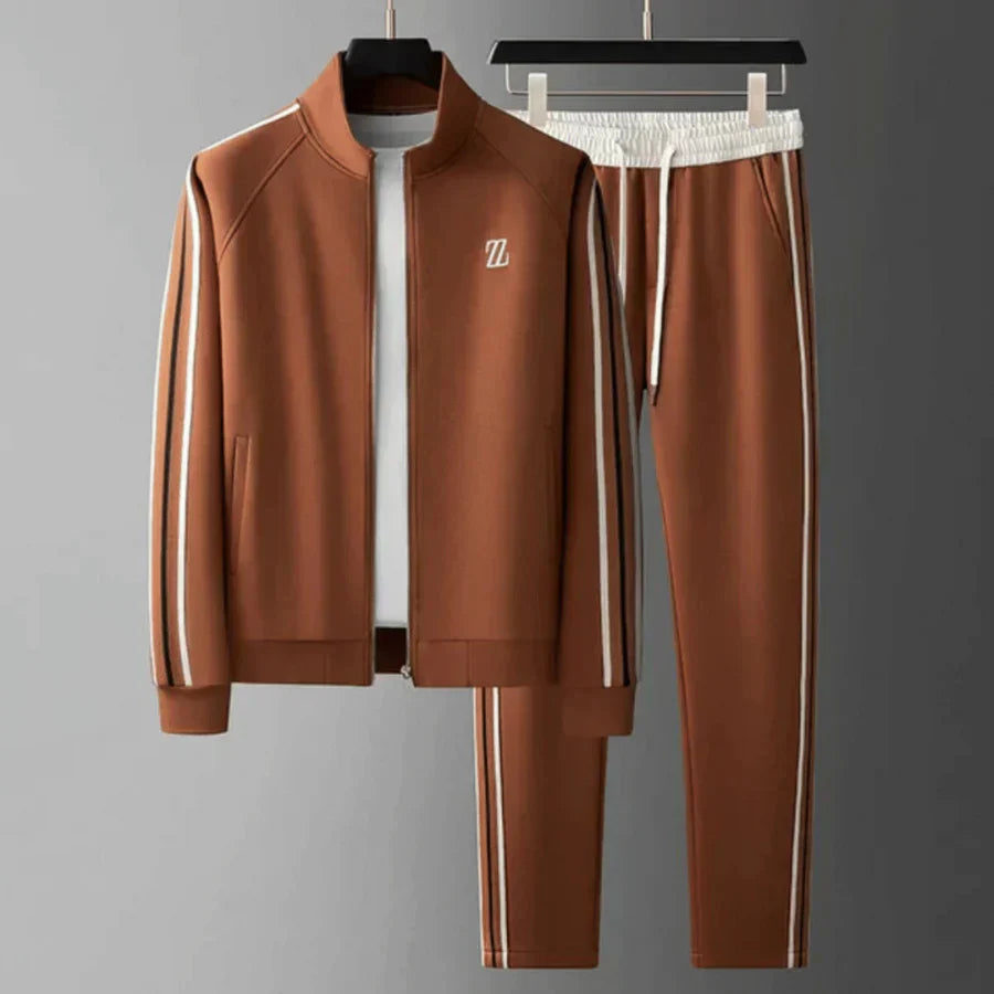 Casual heren trainingspak met ritsjack en comfortabele broek, ideaal als sport- of relaxkleding.