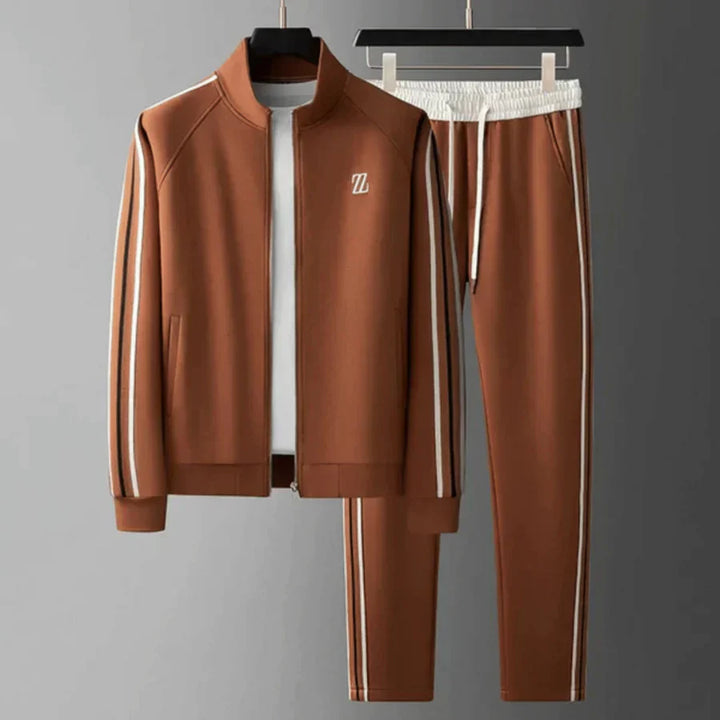 Casual heren trainingspak met ritsjack en comfortabele broek, ideaal als sport- of relaxkleding.