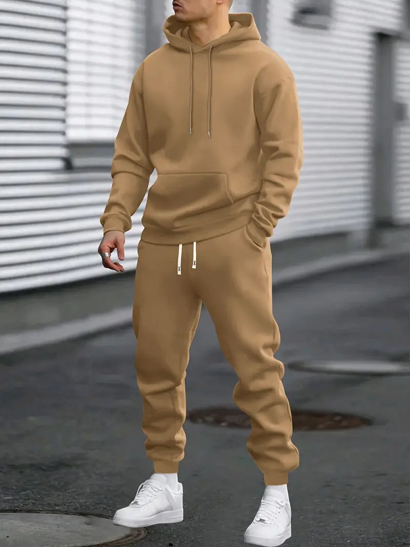 Heren trainingspak set met comfortabele hoodie en bijpassende joggingbroek voor sport of vrije tijd.