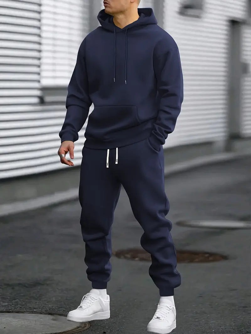 Comfortabel heren joggingpak voor vrije tijd of gym, bestaande uit een stijlvolle hoodie en een moderne broek.