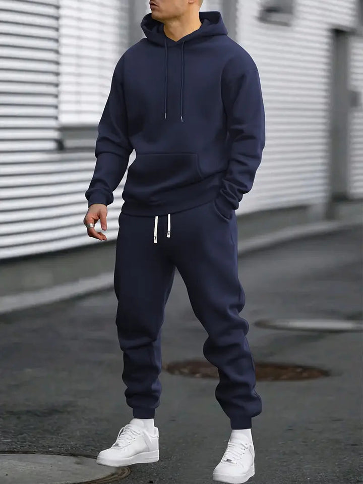 Comfortabel heren joggingpak voor vrije tijd of gym, bestaande uit een stijlvolle hoodie en een moderne broek.