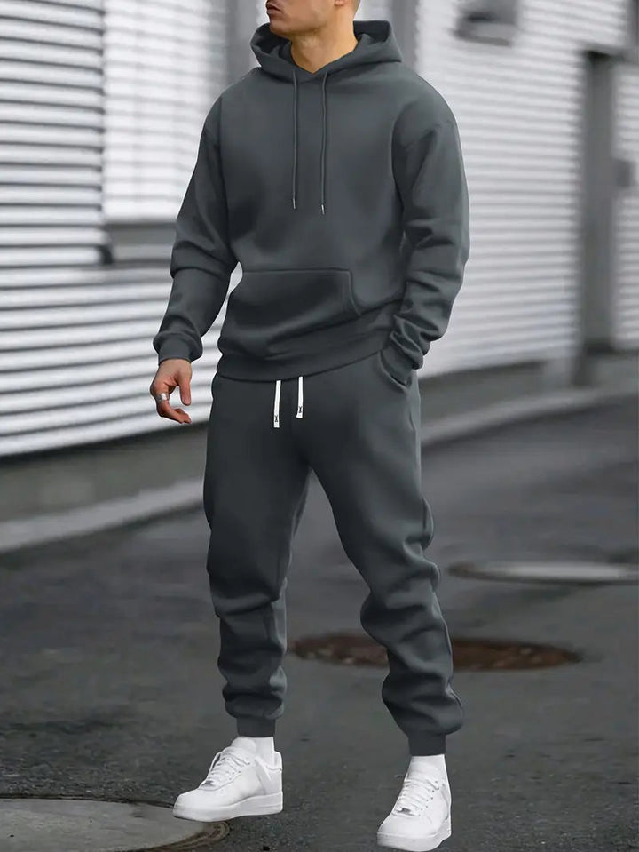 Ademend heren trainingspak met trendy hoodie en taps toelopende sportbroek; ideaal voor actieve mannen.