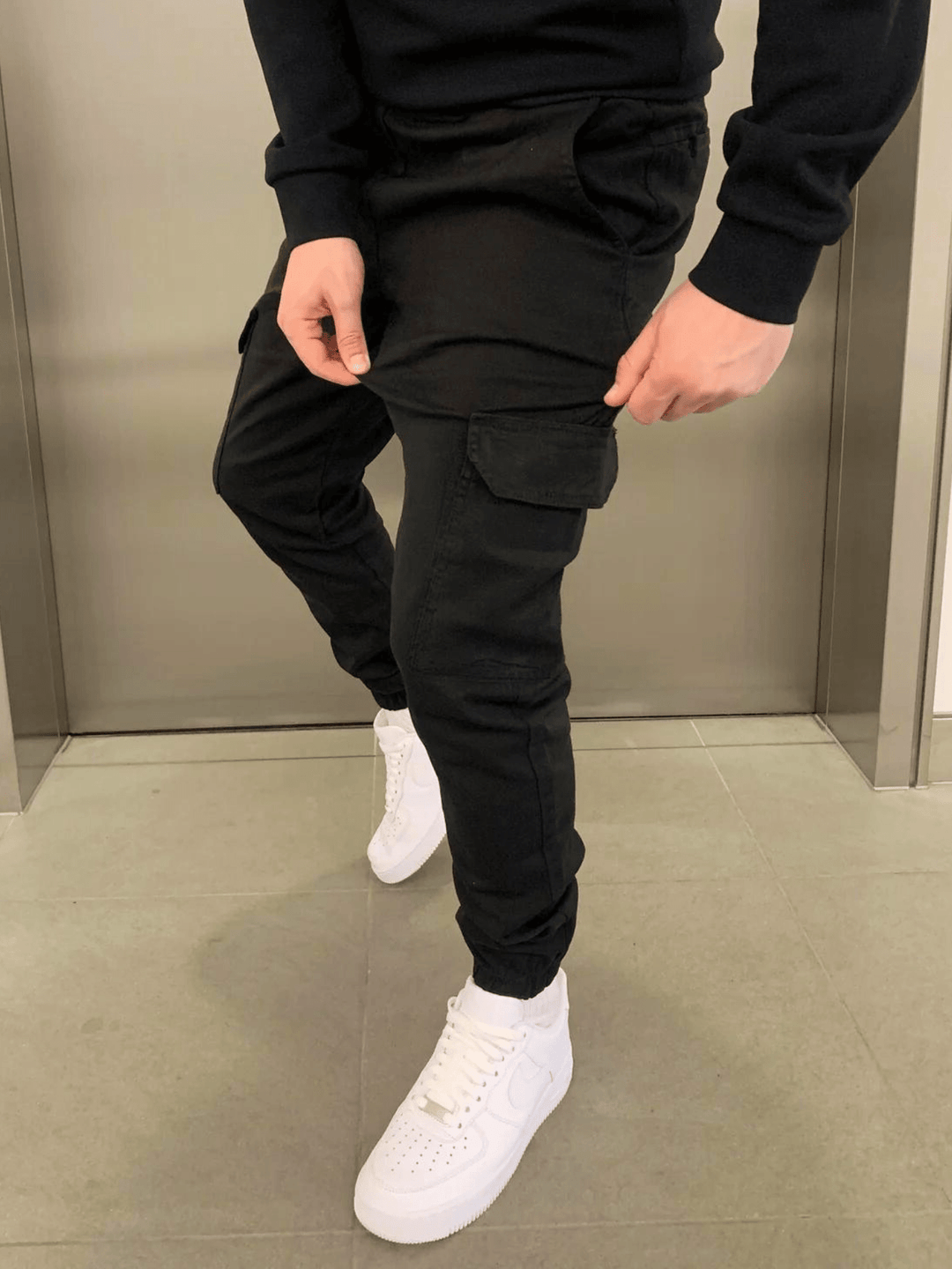Casual heren cargobroek jogger met strakke pasvorm en elastische tailleband. Ideaal voor comfort en stijl.