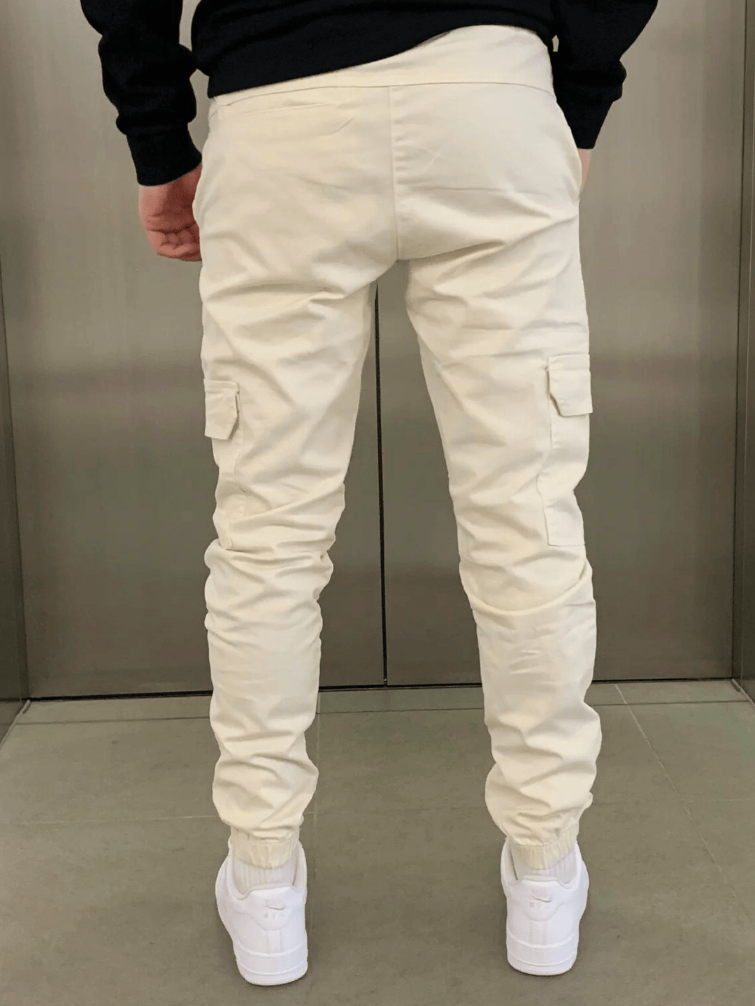 Comfortabele heren cargobroek met strakke pasvorm. Trendy jogger voor herenmode, ontworpen voor gemak.