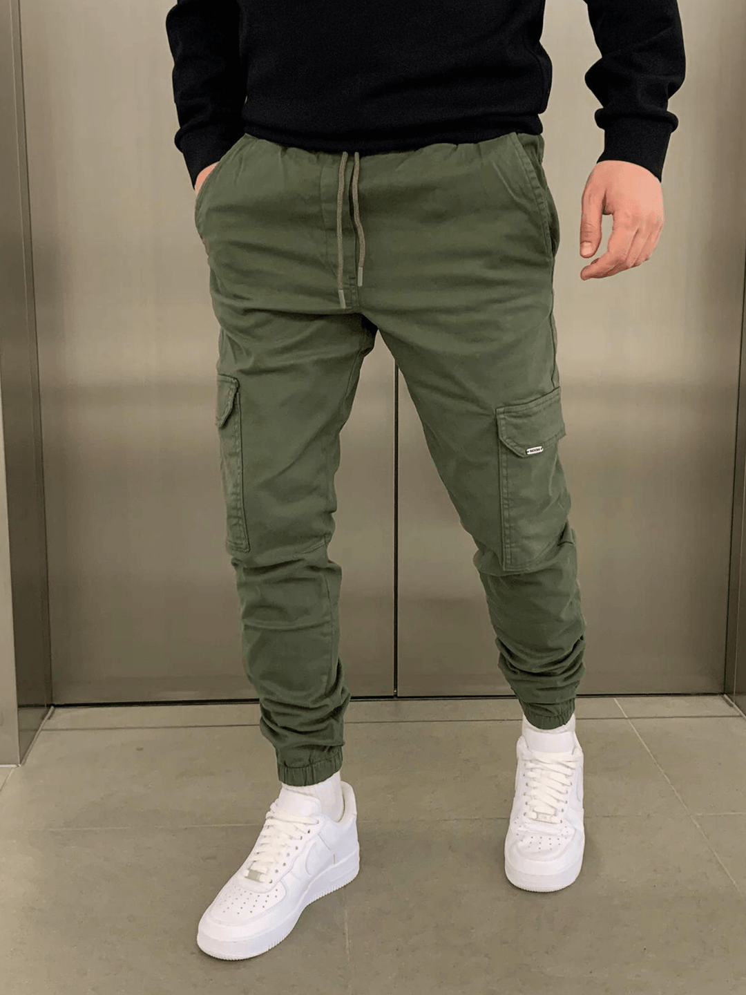 Man draagt strakke heren cargobroek. Deze modieuze jogger is comfortabel en veelzijdig voor elke gelegenheid.
