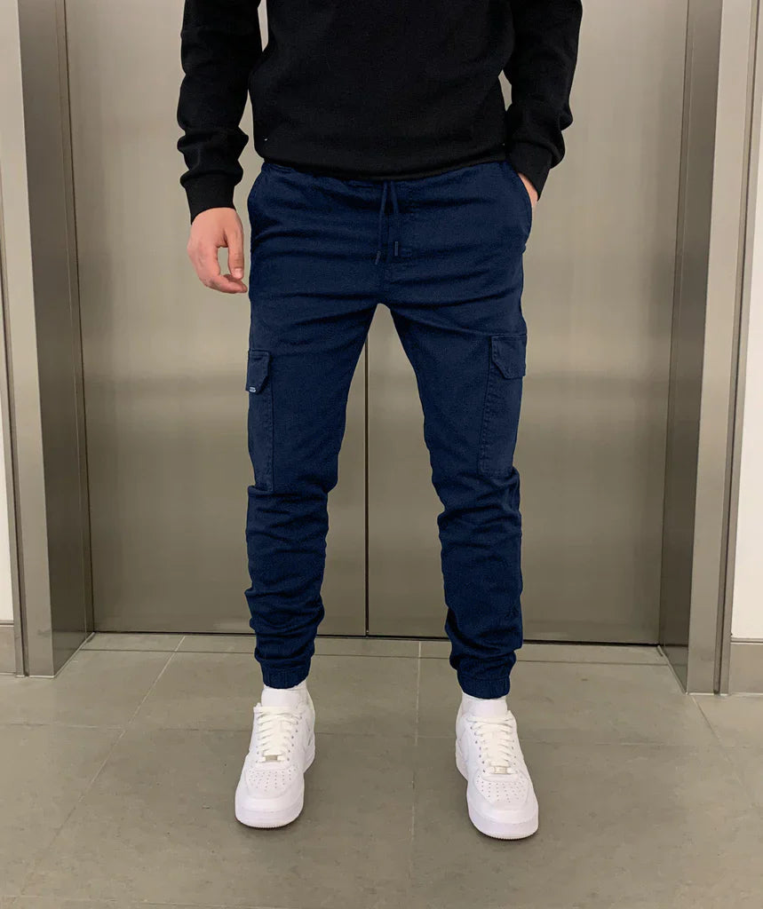 Trendy heren cargobroek. Deze jogger met strakke pasvorm combineert casual stijl met ultiem comfort voor de moderne man.