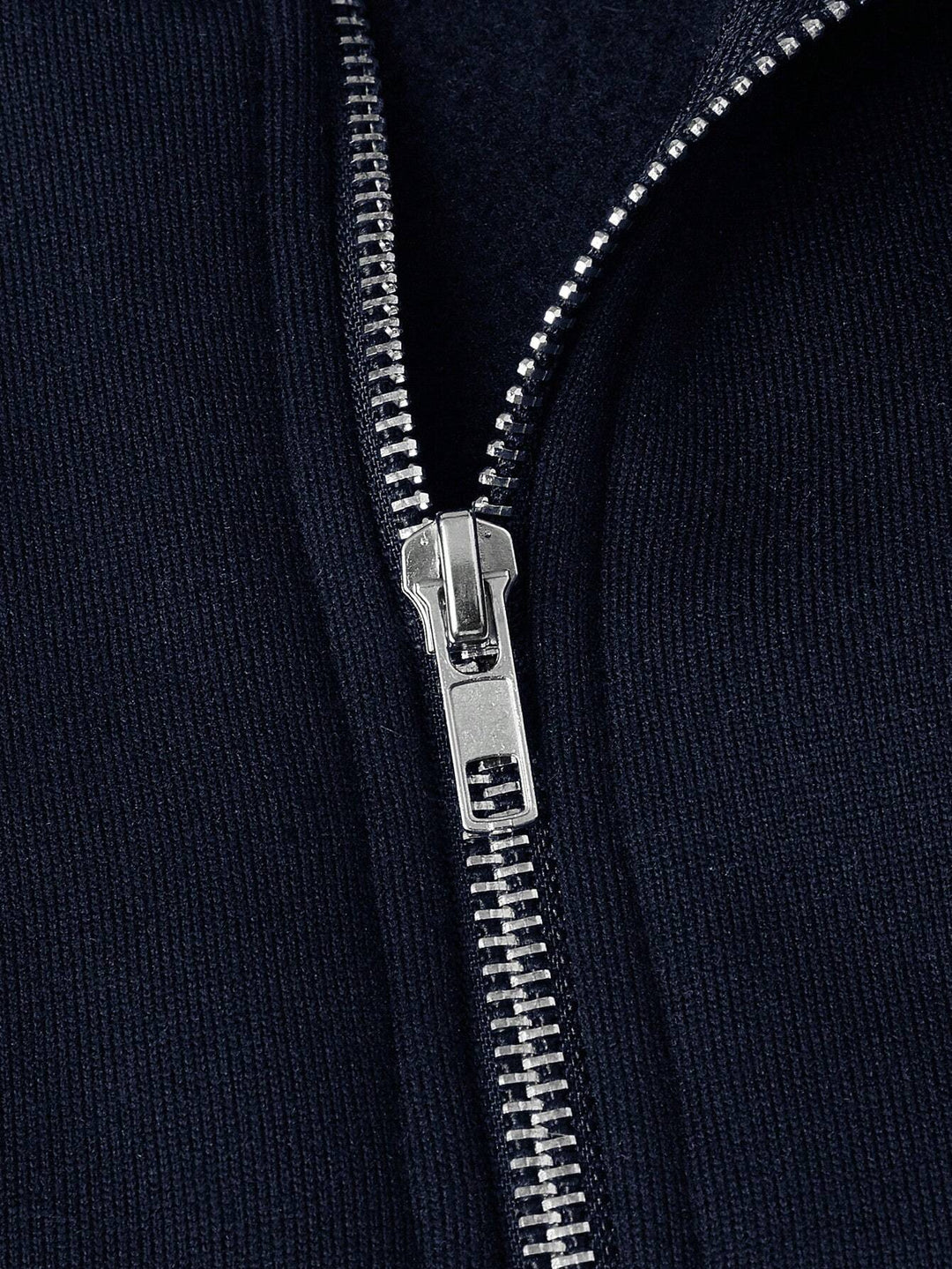 Zachte heren trui met halve rits en opstaande kraag. Comfortabele pasvorm en makkelijk te onderhouden sweatshirt.