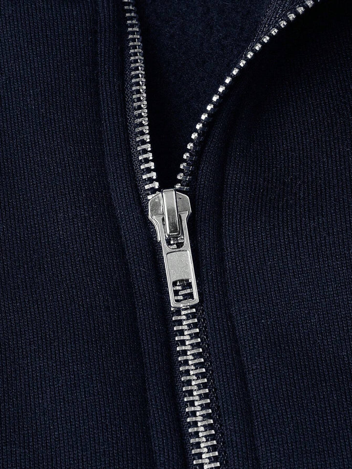 Zachte heren trui met halve rits en opstaande kraag. Comfortabele pasvorm en makkelijk te onderhouden sweatshirt.